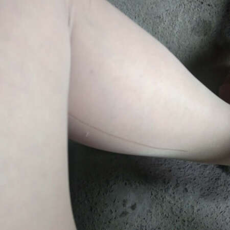 质量太差了，穿几个小时就从裤裆部掉丝了，太丑了，而且我拍了此款又不太喜欢，要求退货也没有受理，还是给发过来了，现在质量那么差，真是浪费我钱，很生气/::@ /::@