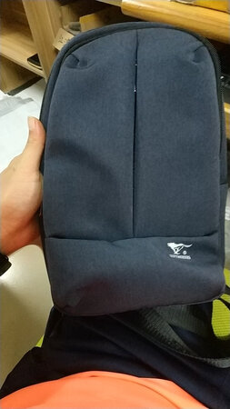 很能装，放个ipad估计都没问题，非常不错的包包，卖家发货也很快