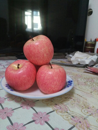 苹果做的很好，和真的一样。放桌子上很好。