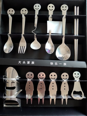 包装挺精美，礼盒＋手提袋，送人超有范！个头也很大！餐具质量很好！