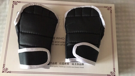 刚收到，感觉硬了些，还行吧！