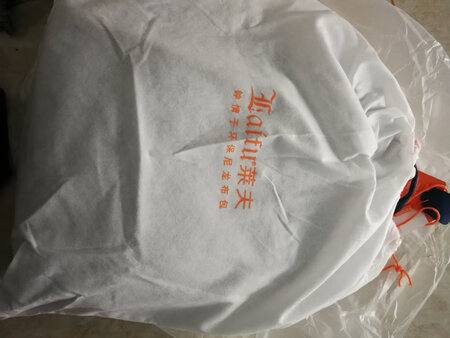 包装还不错，之前有朋友买过，做了对比，质量还是不错，无异味，也做了防水测试，小水应该是可以防的，如果是暴雨的话可能有点难，大小正合适，看图吧