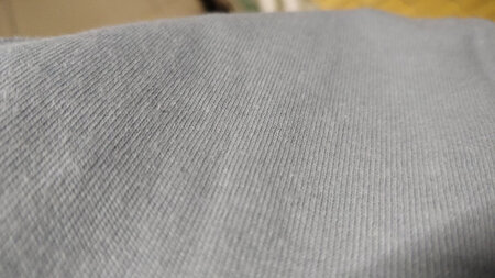 衣服做工还行就是这个料子怎么跟麻布一样很硬，应该说棉的不会这么差吧，去门市店买80块钱也不是这个品质的。还没穿就有毛球，毛结。布料很差。