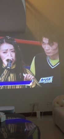 投在白墙上，而且窗帘也没有拉上效果还是很不错。一直买Gimi 好几台了～ 也买了送人～ 非常好评！
