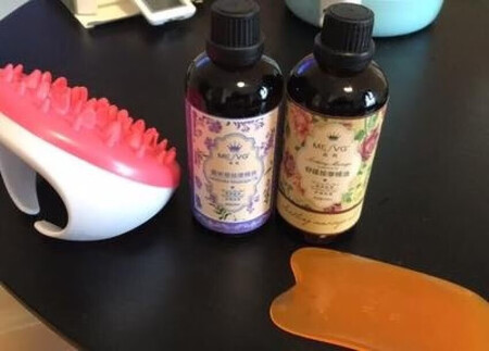 第二次购买了，，比起玫瑰精油薰衣草精油的味道更浓一点，，