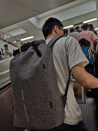 想给男票买个能装25寸笔记本的双肩包，看了好多家最后选中了这款，买的小个的完全够了！25寸电脑妥妥的！颜色很酷！男票和我都超喜欢～而且走大街上完全没有撞包！
