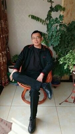 宝贝收到，是我想要的款式——质地柔软细腻，款式新颖大方。特别是裤子口袋拉链设计，很实用、很人性化，避免在运动的时候手机脱落。之前还担心裤子会太长，穿着不利落，试穿了一下，比一般的XL码裤号要稍微短一点点，这样穿上整个人都精神了，这款男士运动套装款式宽松时尚，做工精细无线头，清洗后无掉色，拉链顺畅松紧边弹力好，上身效果显年轻有活力，不显大肚子，性价比很高，挺满意的。