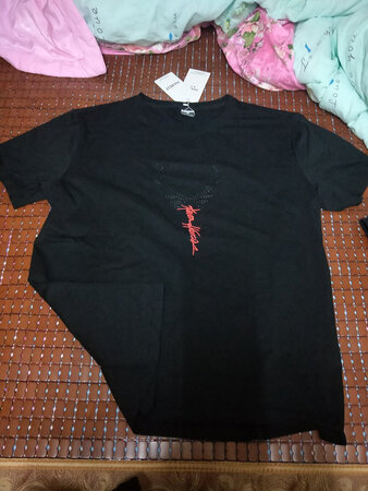 衣服很好摸着凉凉的很舒服，跟实体店200左右的衣服差不多，看图