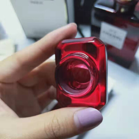 瓶盖 有瑕疵   瓶身掉漆  还是别人用过的 真的不好 全大家 睁亮眼睛