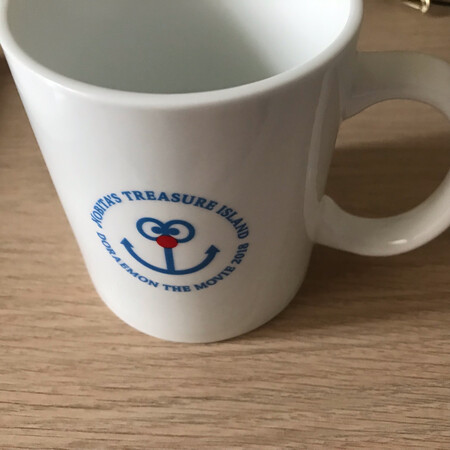 杯子干净简洁 手柄也比较大 拿起来很方便 大小正合适