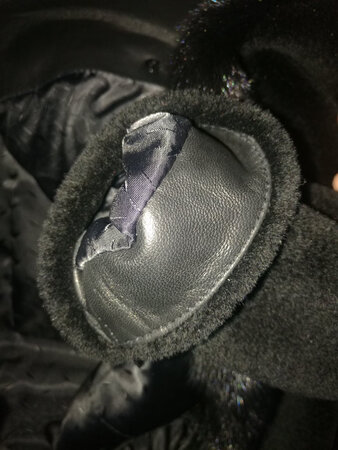 宝贝收到了非常喜欢！很好看！貂皮领子货真价实上档次！内衣禁，底摆，袖口，兜盖内里全都是真皮包边！有图片看看吧！赞?纽扣很有质感大气！做工考究非常气派的感觉！！！良心商家！一定发大财！喜欢?的朋友绝不能错过如此上当次的好货！快快下手吧！