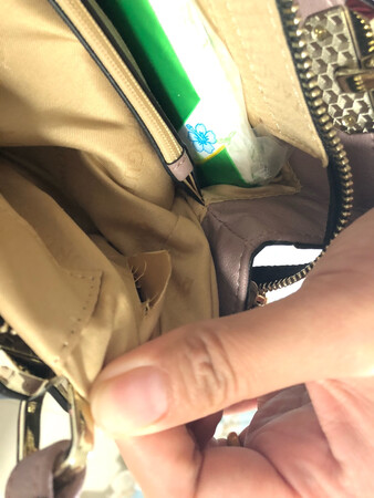 没注意，里边衬是漏个大窟窿，外侧面，有个方向能看出有一个划痕，不满意购物！
