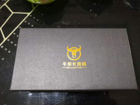 好，小巧精致，却又能装很多东西，一般出行钱包，手机，充电器，香烟通通都能放进去，很方便。物流也很快。谢谢店家送的钥匙扣。