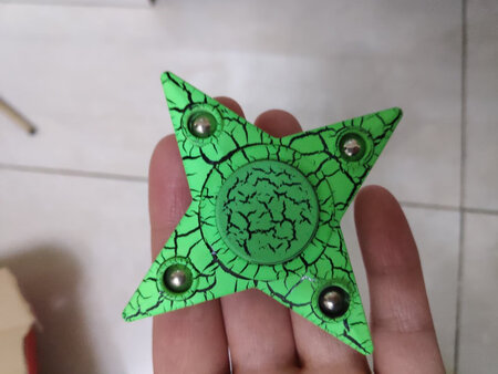 送货很快隔天就到，没有耽误送小盆友礼物，虽然有点小贵，但很好玩，小朋友拿到手就不肯放下，送了赠品指尖陀螺