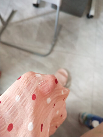 京东的商品和服务态度实在不敢再恭维，穿了一次的衣服，也就一次性了！卖家只说是我穿破的，让我自己拿去裁缝店补，怎么不考虑一下自己衣服的质量