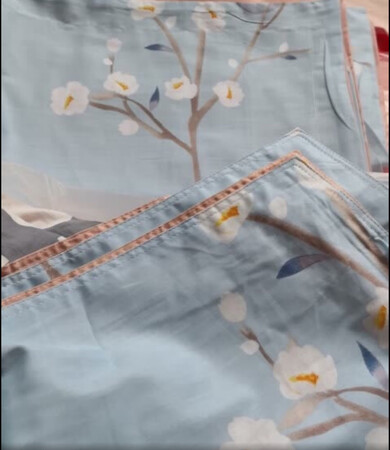 四件套的面料还行吧，花色挺好看的，总体来说性价比还可以……