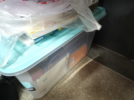 这个收纳箱真的是超级超级大啊，非常满意，我把办公桌都好好收拾了下。材质很轻巧，看着有点薄，但还是很能装的，装了很多东西，也有滑轮，推动起来很方便。唯一的不足是感觉有点薄，担心会破，现在还挺好的，茶花是大品牌，质量有保证！