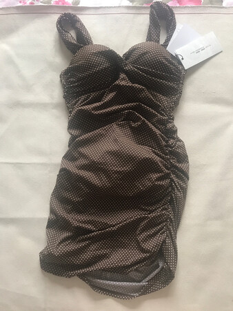 真的要赞一下这件泳衣，本来想买个平角的，客服说这款是三角裤，但是包裹性很好，犹豫了一下还是喜欢这个款式，下单了。刚才收到试了一下真的好喜欢，我算是偏胖的，之前穿xl多，看尺码推荐的L还怕小，结果收到正好，继续关注范德安，感谢物流小哥趁着暴雨间歇给我送来。
