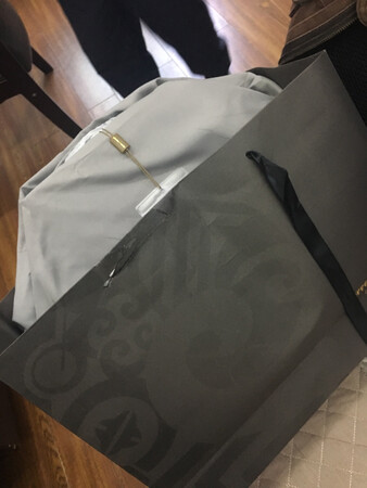 因买的多，回来只点了下数量，拆开看了一个，就放起来了，过了几天拆开包装装了起来，发现手拎袋好几个坏的，不是破了，就是拎手不合格，咨询商家回答的是过的时间久了不予受理。我想请问一下：有自己破坏手拎袋的吗？而且手拎袋质量特差，不像这个价位。奉劝大家购买回来一定要仔细检查或是去专柜购买。