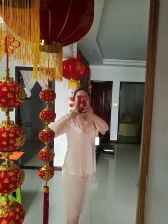 宝贝收到了，摸着手感很好很舒服，颜色也很漂亮，穿着很舒服，大小也非常合适，试穿了一下，本人穿着比拍照效果要好，非常喜欢好评。
