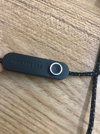 发货很快，耳机很不错，以前就用过这个牌子，样子很喜欢，有绳扣可以调节在耳内松紧很方便。