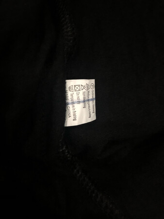 衣服手感不错，洗过之后来评价的，几乎不掉色。不错。这个价格可以说是物美价廉了。