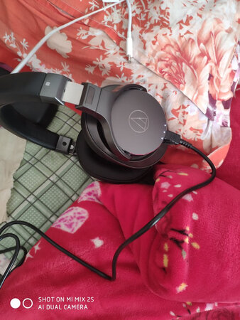 这次可是倾家荡产买个老铁的耳机，正好618买的，毫不犹豫下手了，首先昨天收到的货，快递也挺快的，大前天夜里下的单，昨天上午到了。第一次打开这个耳机颜值真的高，还有这个耳机还支持NFC连接，我试听课一下，低音还是有杂音，可能是需要煲机，目前正在煲机，不过高音音质没得说，昨天煲了一下午，感觉低音音质好太多了，总而言之，很满意的购物，后续还会追评！相信老铁，没毛病！