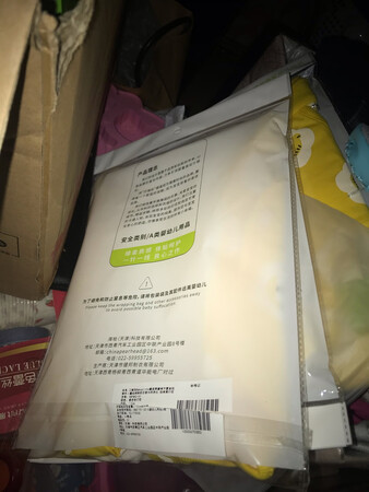 很少给宝宝买衣服，看到这款衣服特价而且折扣很低，忍不住给宝宝囤下货，一套也就合10多元，收到货，没让我失望，虽说舒贝怡的品牌没听说过，但是质量真的很好，纯棉的，颜色很干净，希望宝宝明年穿上正合适。会经常关注这个品牌的，有活动还会买的。