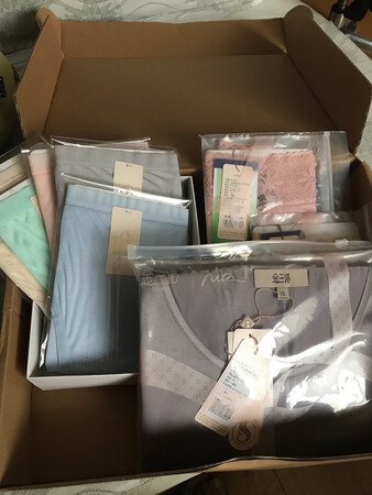 码十分标准，穿起来大小合适，颜色也是自己喜欢的。特别喜欢。熨一下准备穿起来了。在等一件没有码的睡衣，到货一定买回来。