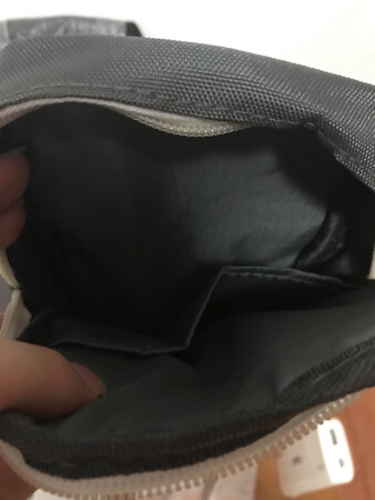 包挺小的 没有想象中的大 只好拿来装充电器了