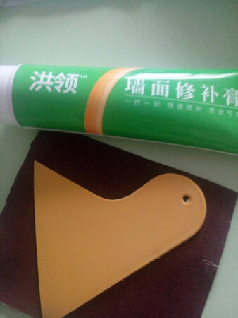 物流特别快，包装完整，刚好家里墙皮有点脱落，就买来试试，挺好用，卖家还送了工具，在家自己做点补救，效果还挺好。