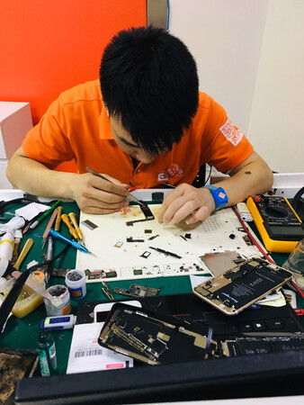 一直都没有评价，用了一段时间，手机依旧使用流畅，和正常没区别，一开始现场换了一个发烫立马关机，又换了一个内存，相当于换了两次，第二个内存用了一个多月了，中间间歇性异常发烫，可能和使用环境有关，本来打算过去检查一下，手机已经修了无数次了，没有维修价值了，加上路太远了就懒得去，凑合着用吧，不过值得扩容，至少不会因为内存小烦恼，等这个月新机看下有没有升级拍照摄像功能，有的话这个手机就做备用机吧，师傅很敬业，动作也很快，设的点也安静。