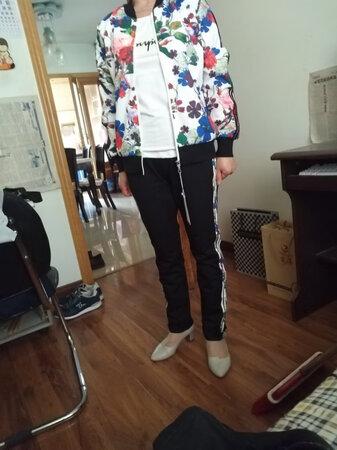 京东的衣服质量就是好啊！穿上很舒服，颜色也没有色差，花型很清晰，款式新潮，物流给力，真的太满意了，主要是价格比实体店便宜好几十块钱，上身效果也很美，超级满意