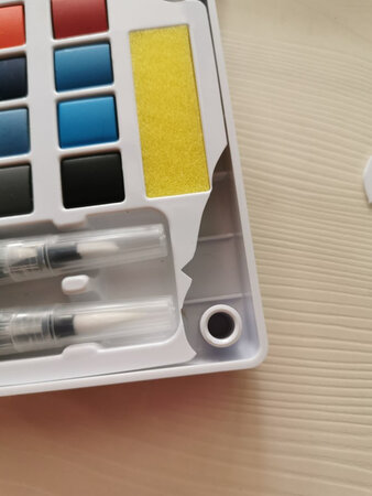 宝贝有些破损，但是不影响使用，卖家服务态度也不错