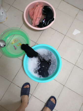 粉红的红衣服，怎么掉色是黑色的。奇怪了，难道是另一件。但是单独洗的时候，还是掉色，男款掉色尤为严重。不开心。还在没有异味。