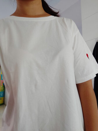 衣服面料还不错，是纯棉的，大小合适，穿着很舒服！