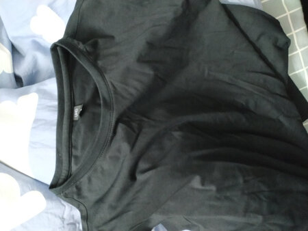 本来打算买给女朋友的，结果买大了，退来退去麻烦，自己穿好了，衣服摸起来很舒服，穿的好过段时间再买一件