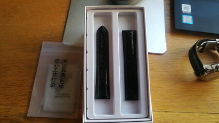 尺寸合适，表带略有味道。
附带工具很好用，拆装还算顺利。
感觉还不错。