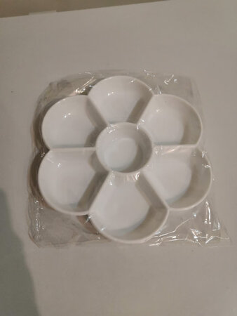 盘子不错，拿着有瓷器的感觉，使用起来应该也可以