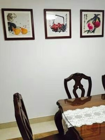物流很快，装饰画也好看，是正品，商家包装仔细没有破损，总感觉家里太单调，买了这款，特别喜欢，简单又大气