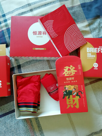 物流速度很快，快递小哥给送到楼上，辛苦！裤头袜子质量都不错！