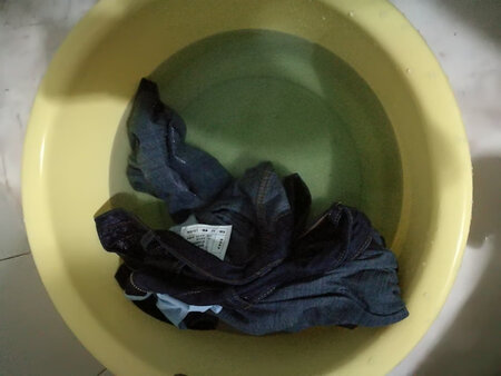 很愉快的一次网购，从开始客服的热情导购，物流快次日到达，第一眼包装精美，纽扣精致，吊牌正品，试穿感觉合身舒适，初次水洗有正常掉色，建议商家日后可以提供一些固色剂。总体来说裤子很好，媲美商场里300-400的裤子