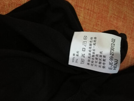 一次性买了2件,真维斯是大品牌,买的放心,穿的舒心,质量非常好,试了下,还算合体,质量没的说很完美,当然并不是100%纯棉的。
我们家那位说我穿的有点幼稚，我却觉得还好啦，反正也就是一个夏天的事情，对吧。
快递印象中也还快的，挺好哒。
推荐大家购买，希望活动力度再大点，就更好啦，价格再优惠点哈哈，祝老板生意兴隆咯。