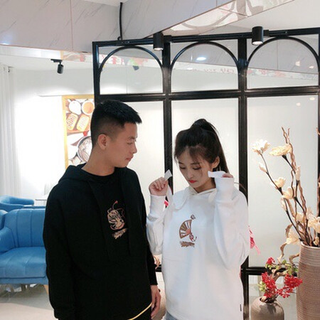 收到很惊喜 面料很舒服 和男朋友一起回头率很高