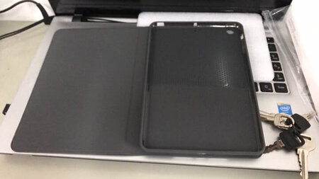 很轻便，四周包的也挺好，就是不会特别紧，拆会比较好拆，颜色比图片里的深一点，但是比较赖脏，家里小孩子用