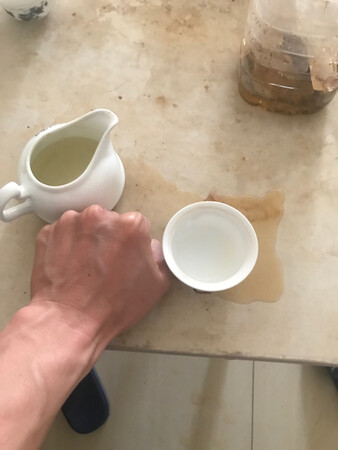 这杯子太大了，跟碗一样大，看看我的拳头??