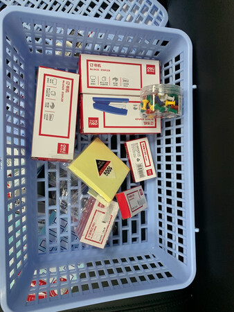 买了一堆的得力办公用品，质量杠杠滴，送货也好