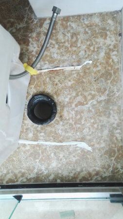 用裁纸刀割开马桶与地面粘合的玻璃胶。
拆下水管。
搬开马桶，观察旧法兰，似乎是出现缝隙密封不够好，导致卫生间有明显的臭味。
重新安装新的法兰，如何将马桶对准排污口也非常关键，我这次是用尺测量 + 原安装印记，用砖头顶起马桶一边移至大概位置，仔细对准标记后抽出砖头压实，尽量一步到位。