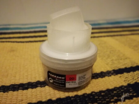 还行吧 
但虽说是透明，有色的皮鞋（绿色，蓝色等）还是不适合使用，会变色