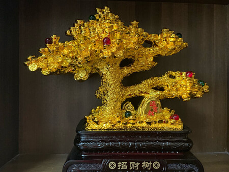 招财树，放在花架上，样式新颖，招财招财，希望带来好运，做事还得脚踏实地，这也只是个装饰品，挺好看。